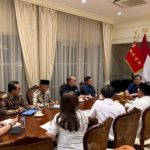 Prabowo Sentuh Bantaran Rel KAI Langsung Tiga Langkah